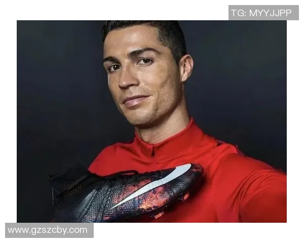 C罗同款足球鞋，闪耀球场新风采